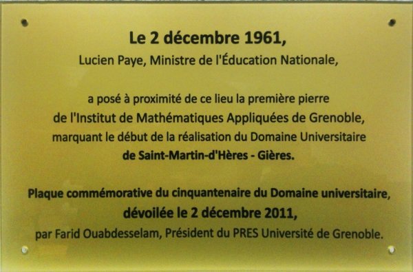 Plaque commémorative de la fondation du Campus de Grenoble